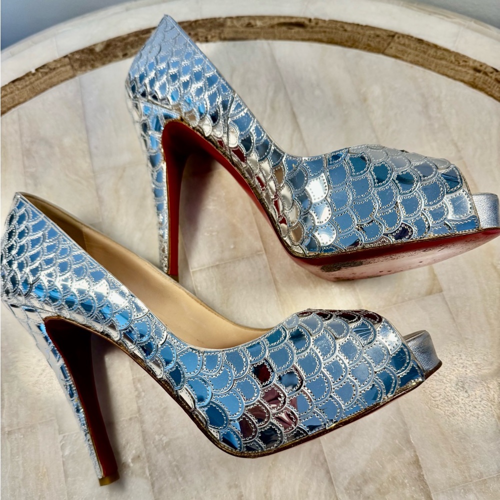Christian Louboutin Silver Scaled Peep-Toe Heels, size 39 mint condition - Picture 2 of 10